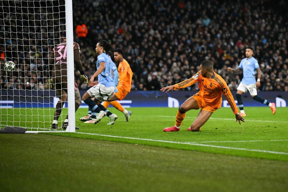 萬名球迷聚 萬名球迷聚